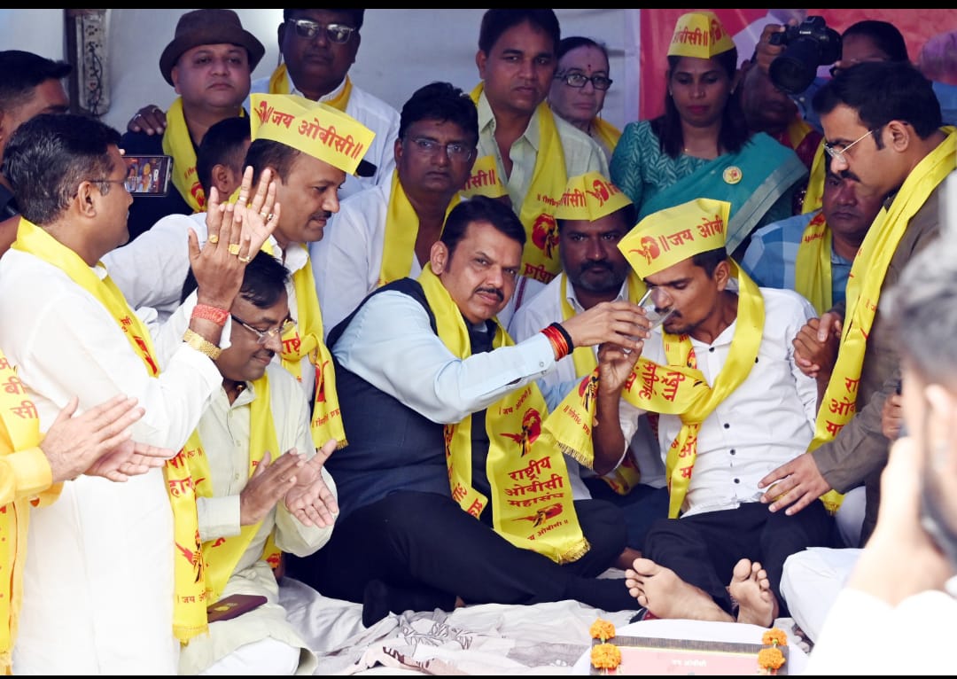 Read more about the article अखेर 20 दिवसानंतर ओबीसींचे आंदोलन मागे ,उपमुख्यमंत्री देवेंद्र फडणवीस यांनी सोडविले आंदोलन