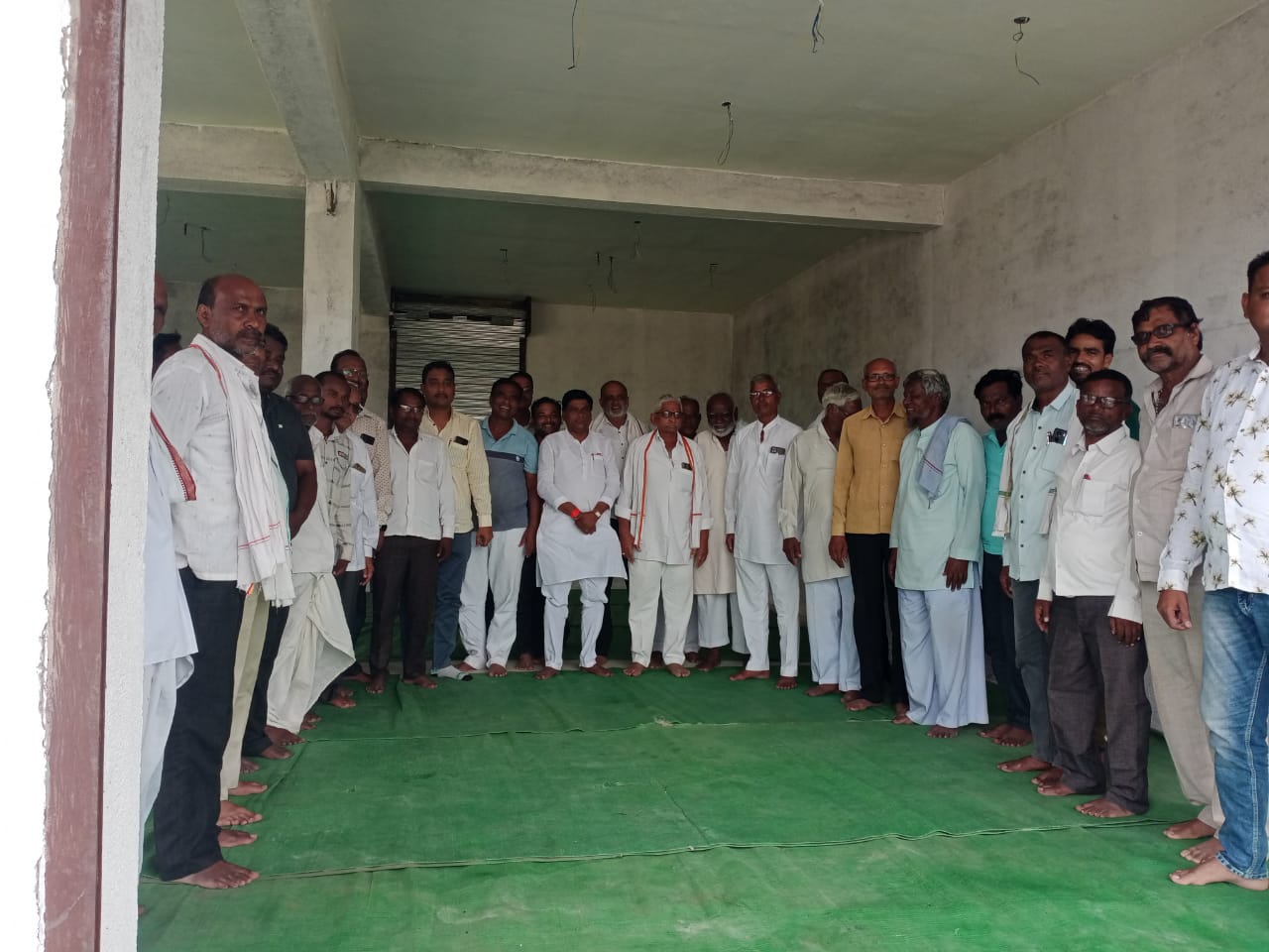 Read more about the article ऊसाला 3200 रू पहिली किस्त देण्यात यावी अन्यथा उसाच्या दांड्यालाही हात लावू देणार नाही , ऊस उत्पादक शेतकऱ्यांचा आक्रमक पवित्रा