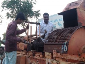 Read more about the article सोयाबीन काढणीला होईल सुरुवात त्यामुळे मळणीयंत्र चालक मशीन दुरुस्त करण्यात व्यस्त तर शेतकरीराजा सोयाबीनचे गुत्ते ठरविण्यात मग्न