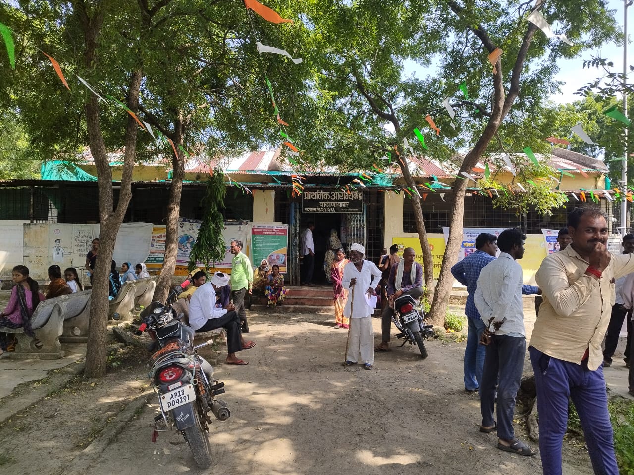 Read more about the article प्राथमिक आरोग्य केंद्रात डाॅक्टर अभावी रुग्णांचे हाल, अधिकारी , कर्मचाऱ्यांचा वेळ अपडाऊन मध्ये  वाया