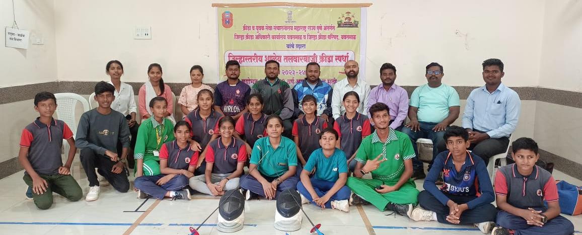 Read more about the article मार्कंडेय पब्लिक स्कूल येथील खेळाडूंनी जिल्हास्तर तलवारबाजी स्पर्धा जिंकून तब्बल ११ खेळाडूंनी घेतली विभाग स्तरावर भरारी