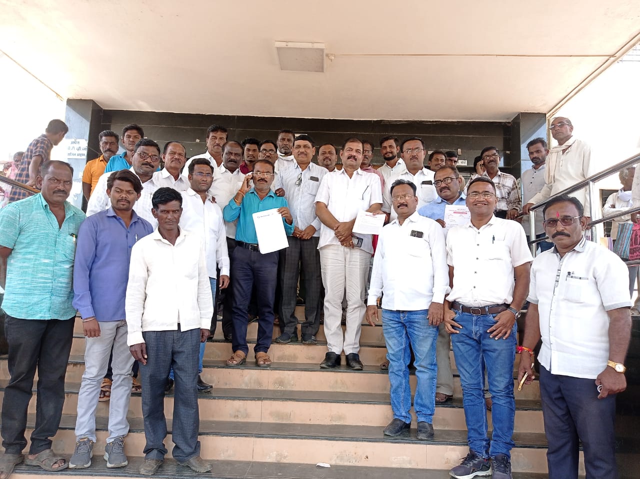 Read more about the article शेतकऱ्यांच्या विविध मागण्यासाठी शहर काँग्रेसचे निवेदन