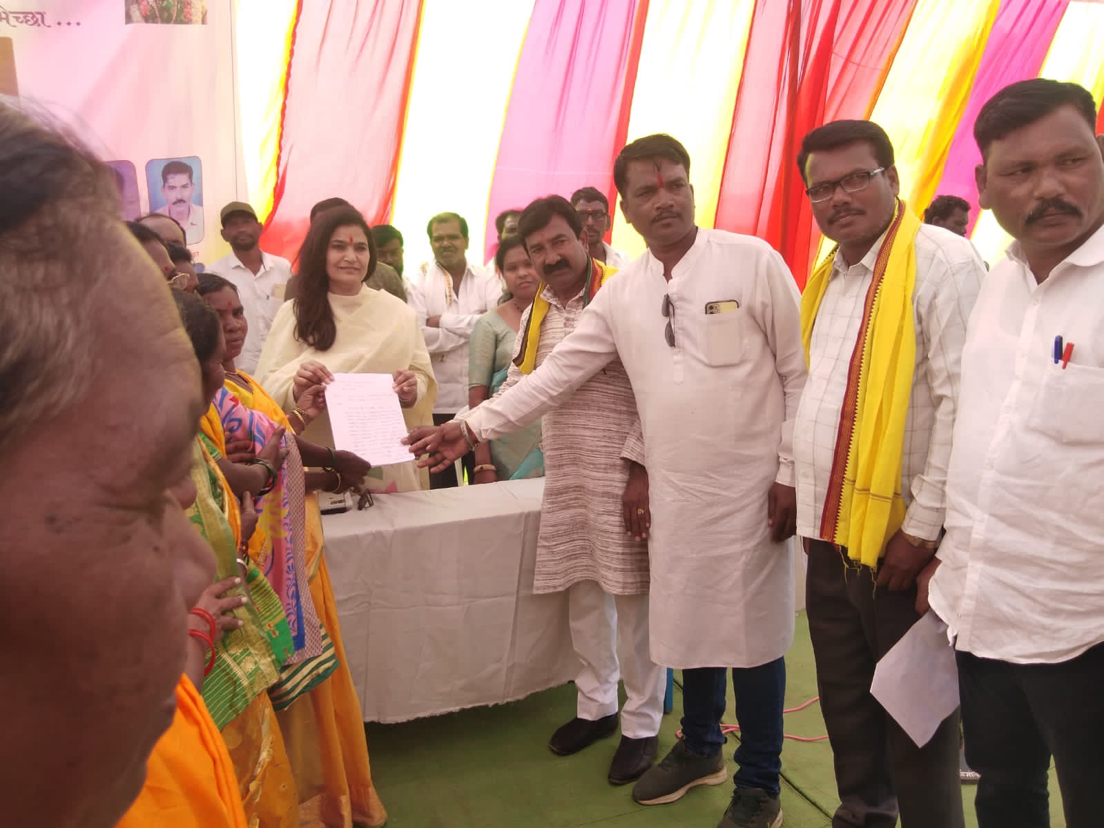 Read more about the article धनगर समाजाला आदिवासी समाजात समाविष्ट करु नये,समाजबांधवांचे खासदार भावना गवळी यांना निवेदन