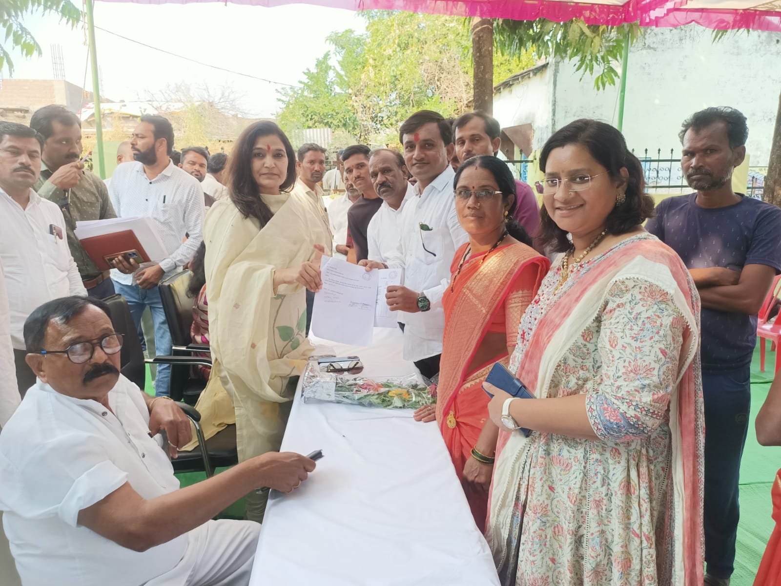 Read more about the article आष्टोना गावाला पुर संरक्षक भिंत बांधा:<br>गावकऱ्यांची खा.गवळी यांच्याकडे मागणी