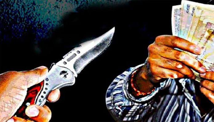 Read more about the article दाखवला चाकू अन् लांबविली लाखोंची बॅग,सावरखेडा ते सोनुर्ली रोडवरील घटना