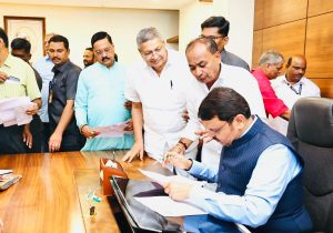 Read more about the article आजनसरा बॅरेज” प्रकल्पाच्या कामास गती द्या- माजी आमदार प्रा.राजु तिमांडे यांची उपमुख्यमंत्री यांच्याकडे मागणी