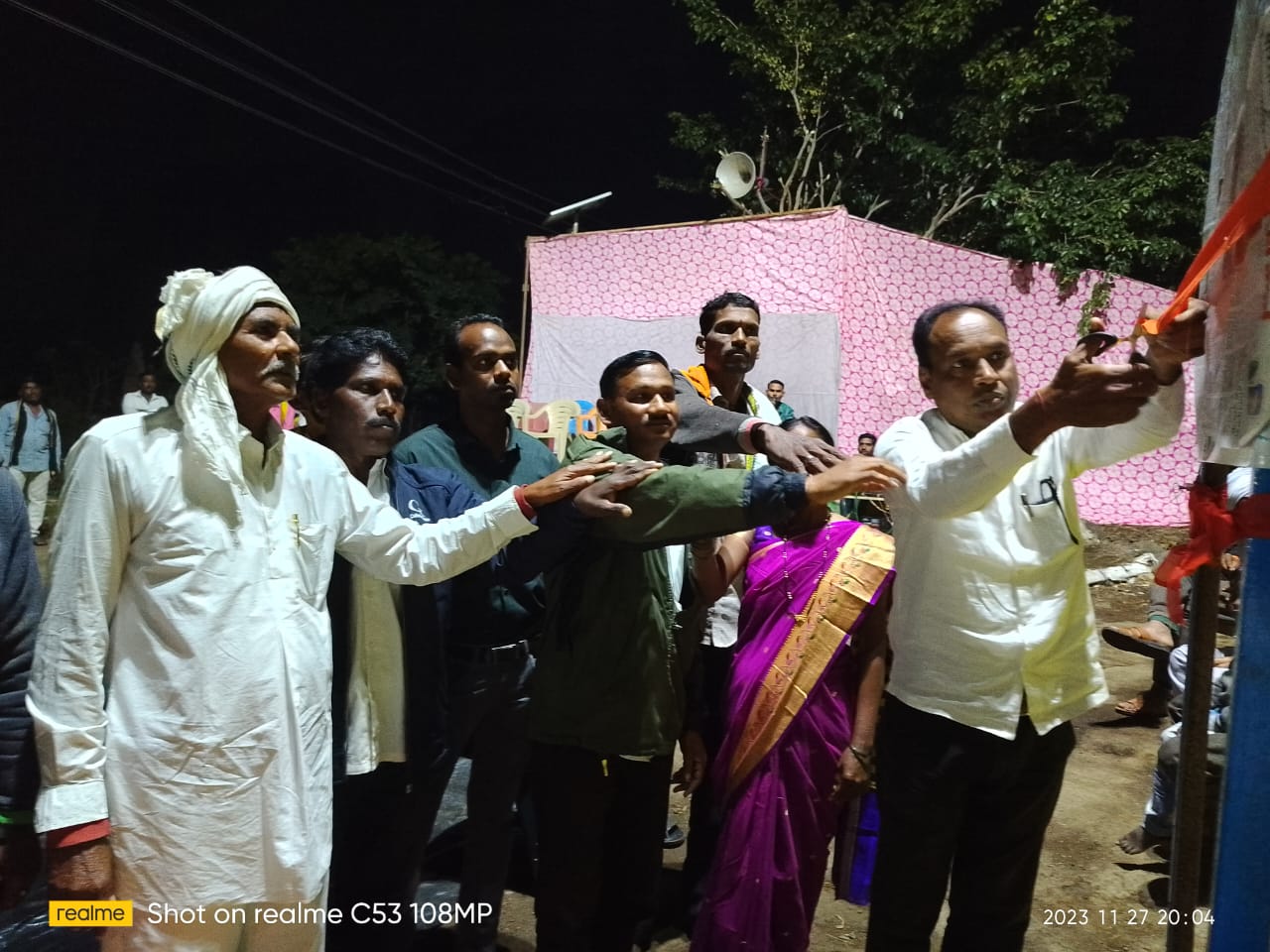 Read more about the article <em>देवधरी येथे आदिवासी गोंड गोवारी आरक्षण संरक्षण समिती फलक अनावरण</em>