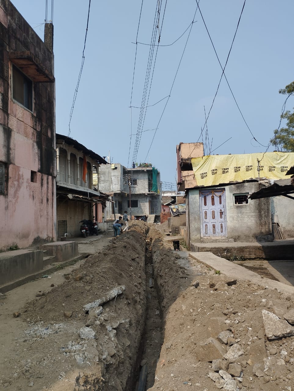 Read more about the article जलजीवन योजनेला भ्रष्टाचाराची वाळवी<br>कोट्यवधी रु सिमेंट चे रस्ते फोडले