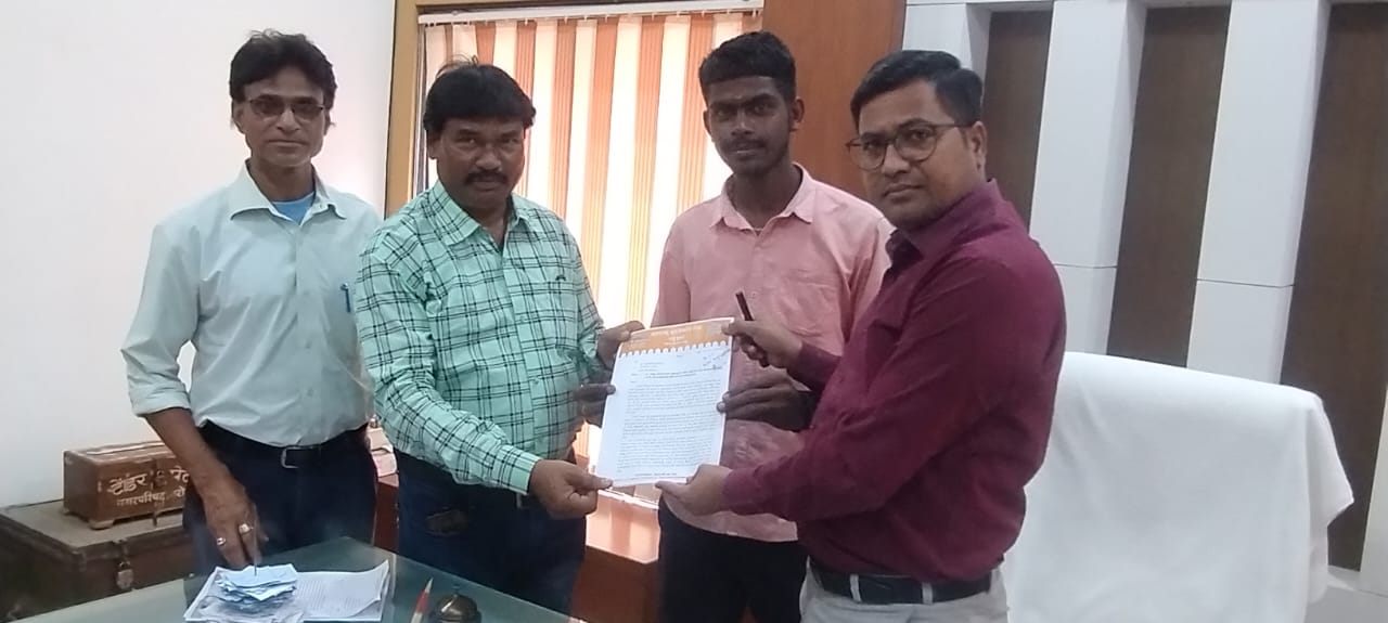 Read more about the article वरोरा शहरातील आस्थापने व दुकानाच्या पाट्या मराठी करा : चार दिवसात कारवाई न झाल्यास खळखट्ट्याक चा इशारा