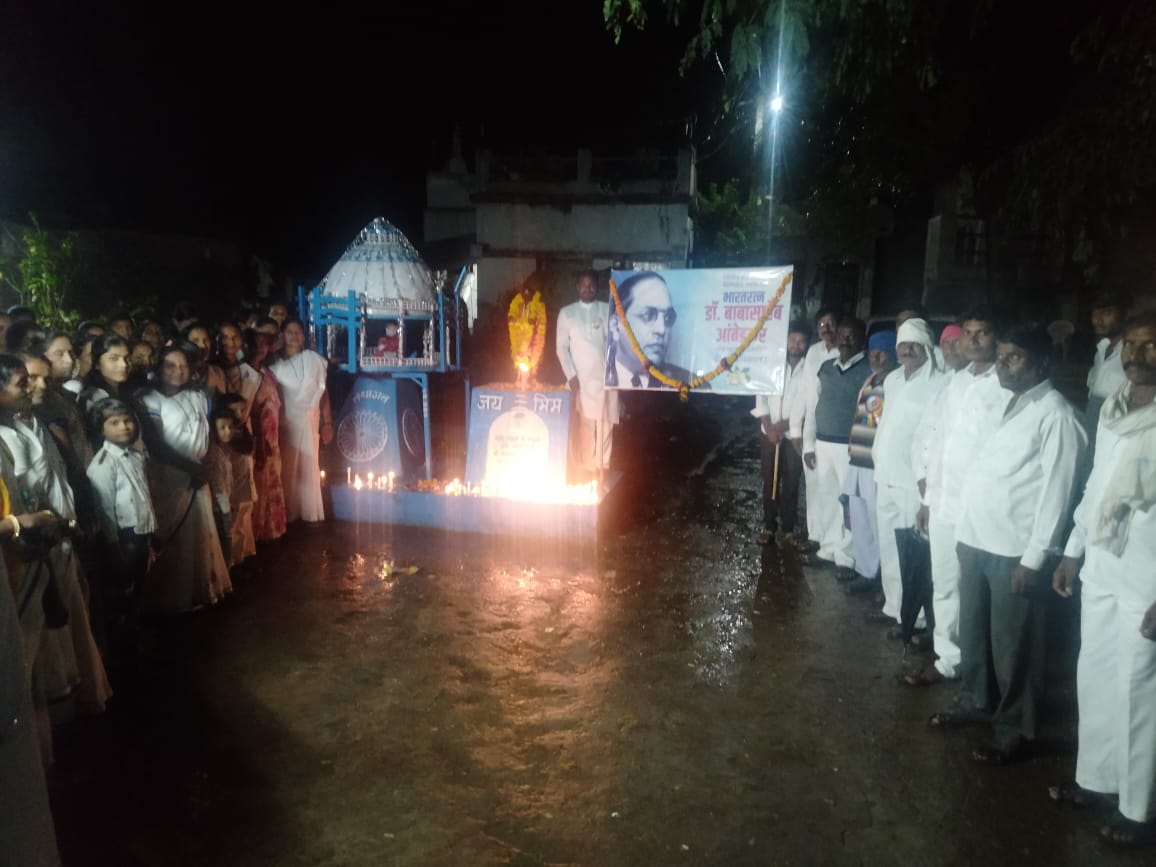 Read more about the article <em>वेडशी येथे कॅन्डल मार्च काढून डॉ. बाबासाहेब आंबेडकर यांना अभिवादन</em>