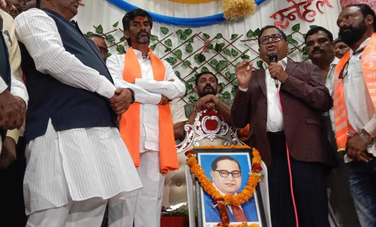 Read more about the article <strong><em>आरक्षण च्या मुद्यावर मराठा आंदोलन कर्ते मनोज जरंगे पाटील व आरक्षणा चे अभ्यासक माजी खासदार हरीभाऊ राठोड व बारा बलुतेदार चे सर्वच समाजाचे नेते एकाच मंचावर</em></strong>