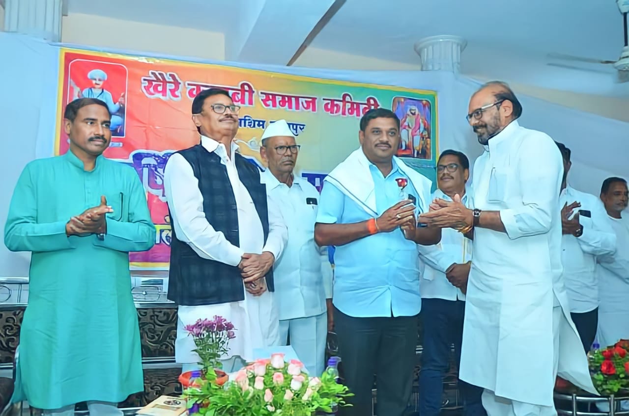 Read more about the article <em>खैरे कुणबी समाज वार्षिक स्नेहमिलन सोहळ्यात राळेगाव तालुक्यातील समाज बांधव सन्मानित</em>