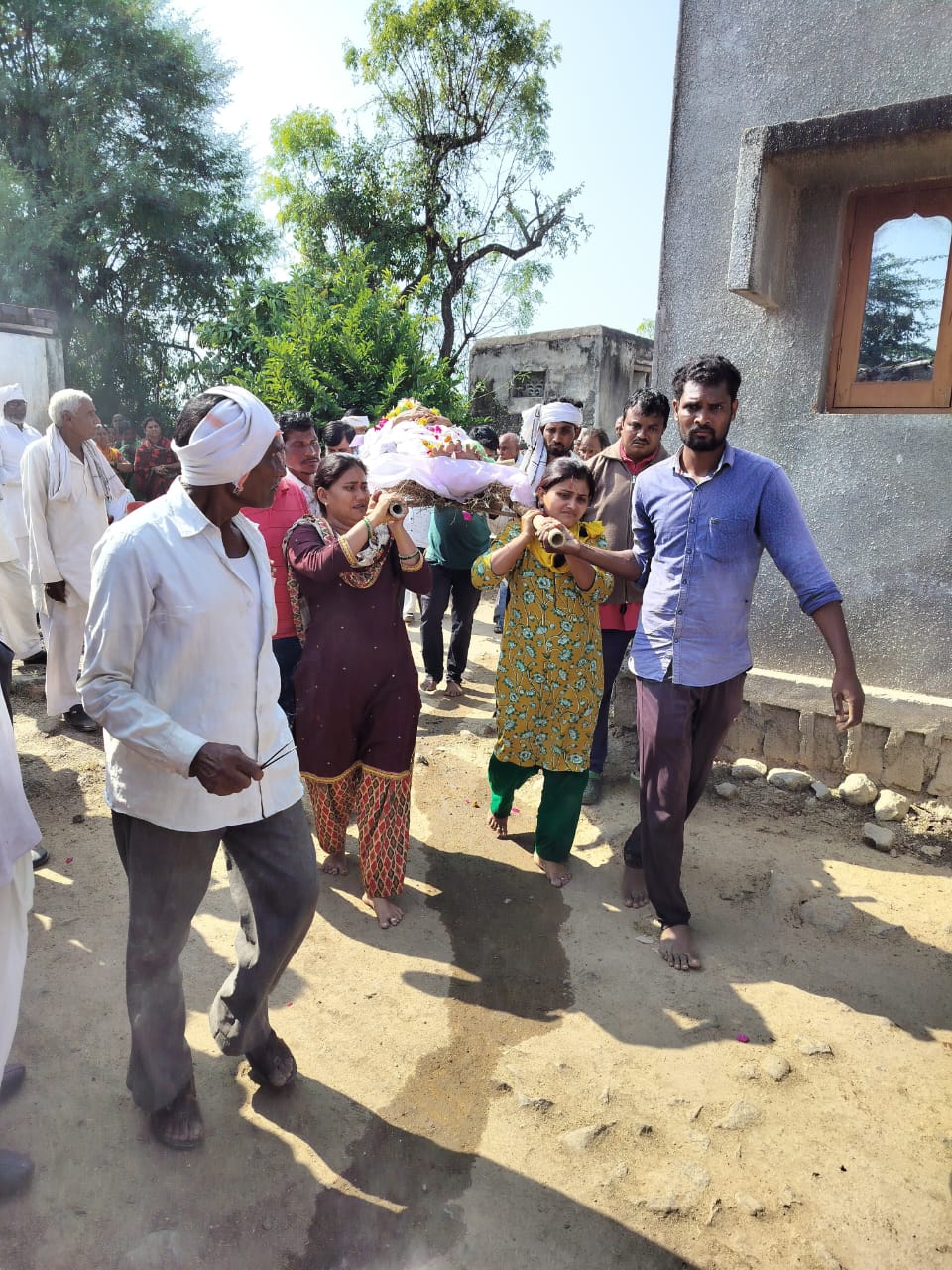 Read more about the article दोनही मुलींनी काकाला दिला खांदा मुलींनी बजावले मुलाचे कर्तव्य