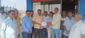 Read more about the article खैरी जल उपसा जल सिंचन या योजनेतील शेतक-यांना कर्जमुक्ती द्या : शेतकऱ्यांचे आमदार उइकेंना निवेदन<br>(२३ वर्षापासून शेतकरी कर्जाच्या ओझ्याखाली)