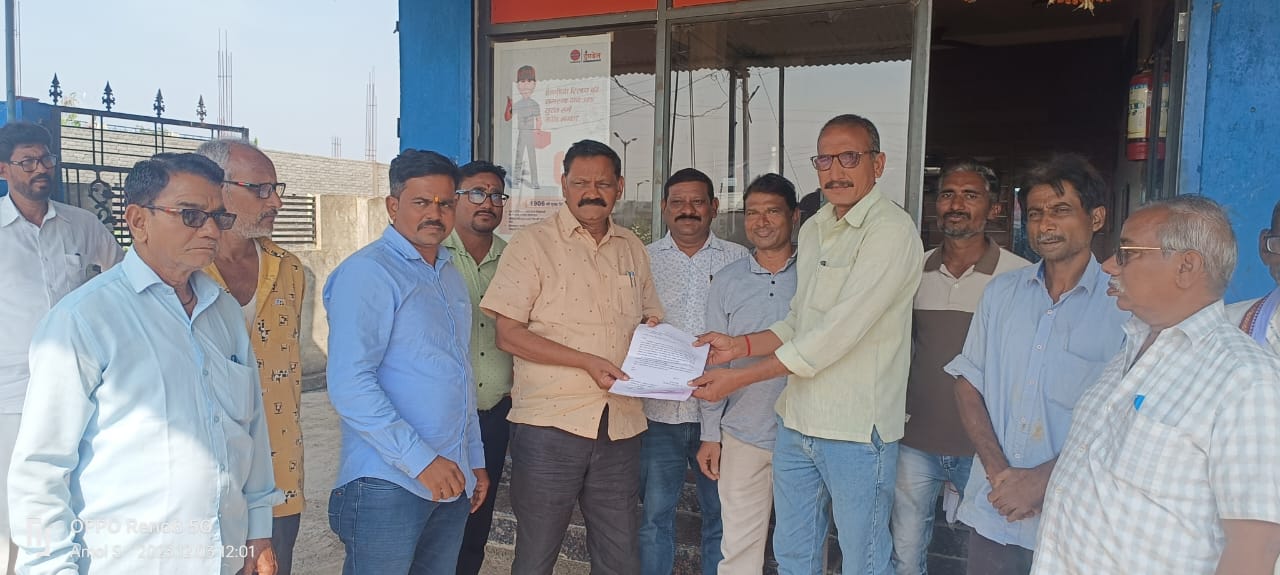 Read more about the article खैरी जल उपसा जल सिंचन या योजनेतील शेतक-यांना कर्जमुक्ती द्या : शेतकऱ्यांचे आमदार उइकेंना निवेदन<br>(२३ वर्षापासून शेतकरी कर्जाच्या ओझ्याखाली)