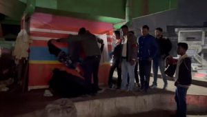 Read more about the article उघड्यावर झोपणाऱ्यांना ब्लँकेट वाटप करत केला वाढदिवस साजरा