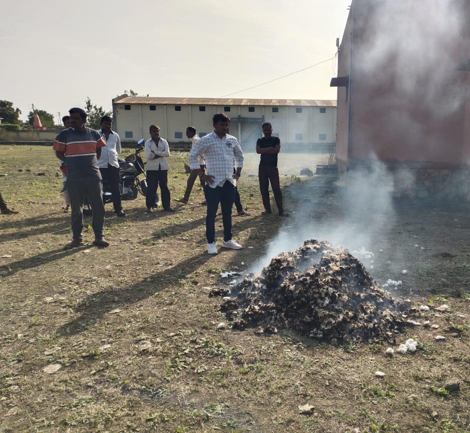 Read more about the article सिसीआयच्या मनमानी विरोधात मनसे आक्रमक<br>(जिल्हा उपाध्यक्ष शंकर वरघट यांनी केली कापसाची होळी)