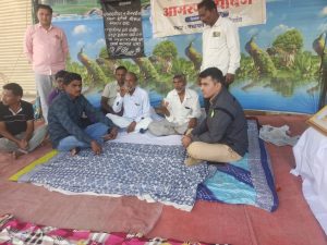 Read more about the article वंचित बहुजन आघाडी  राळेगांव च्या पुढाकाराने चंदनखेडे बंधुचे उपोषण मागे