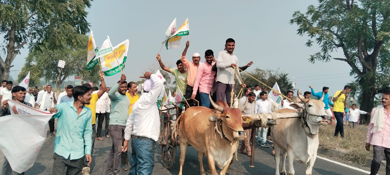 Read more about the article वेगळ्या विदर्भाच्या मागणीसाठी शेतकरी संघटनेचे रस्ता रोको आंदोलन