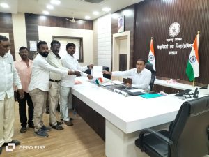 Read more about the article एकात्मिक आदिवासी प्रकल्प अधिकारी  नागराजन यांची हकालपट्टी करा :    जिल्हाधिकारी यांच्या मार्फत आदिवासी विकास मंत्री यांना निवेदन