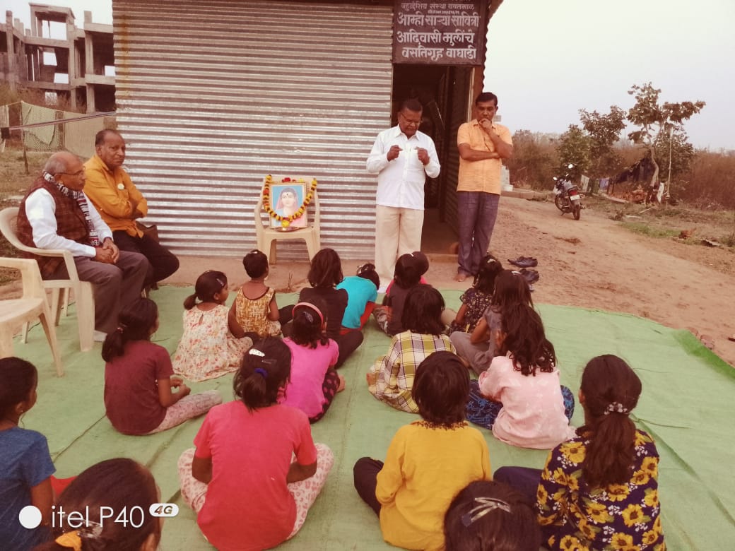 Read more about the article वाघाडी बेड्या वर “आम्ही साऱ्या सावित्री ” वस्तीगृहात सावित्रीबाई फुले जयंती साजरी