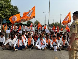 Read more about the article कापसाला 12 हजार रु.भाव दया ,शेतकऱ्यांच्या मागण्यासाठी मनसे चा रास्ता रोको ( मुख्यमंत्री यांना निवेदन, अन्यथा तीव्र आंदोलनाचा इशारा )