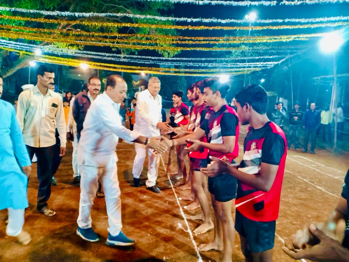 Read more about the article मैदानी खेळ सांघिक भावना, संस्कृतीचे जतन करण्याचे माध्यम- माजी आमदार प्रा.राजु तिमांडे, सास्ताबाद येथे विदर्भस्तरीय कबड्डी सामन्याचे आयोजन