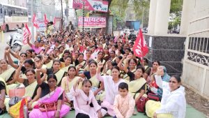 Read more about the article <em>जिल्हा परिषद कार्यालय समोर आशा व गटप्रवर्तकांचे बेमुदत आंदोलन सुरू</em>