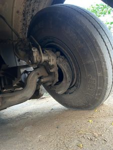 Read more about the article <em>बसचे चाक निघाले मात्र जीवितहानी टळली</em>