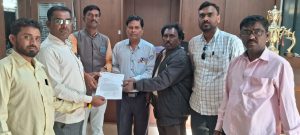 Read more about the article बिटरगाव पोलीस स्टेशन अंतर्गत चालू असलेली अवैध रेती बंद करा:  उपविभागीय अधिकारी यांना प्रेस संपादक पत्रकार संघातर्फे निवेदनाद्वारे मागणी