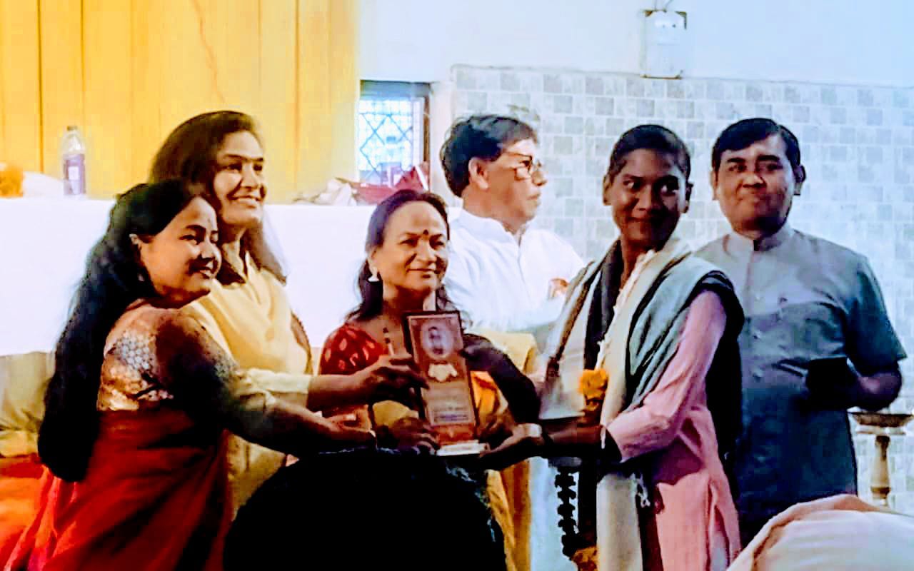 Read more about the article कु.अरुणा लोणकर कोलाम समाजातील युवा लेखिका ” माणिक रत्न पुरस्काराने  गौरव