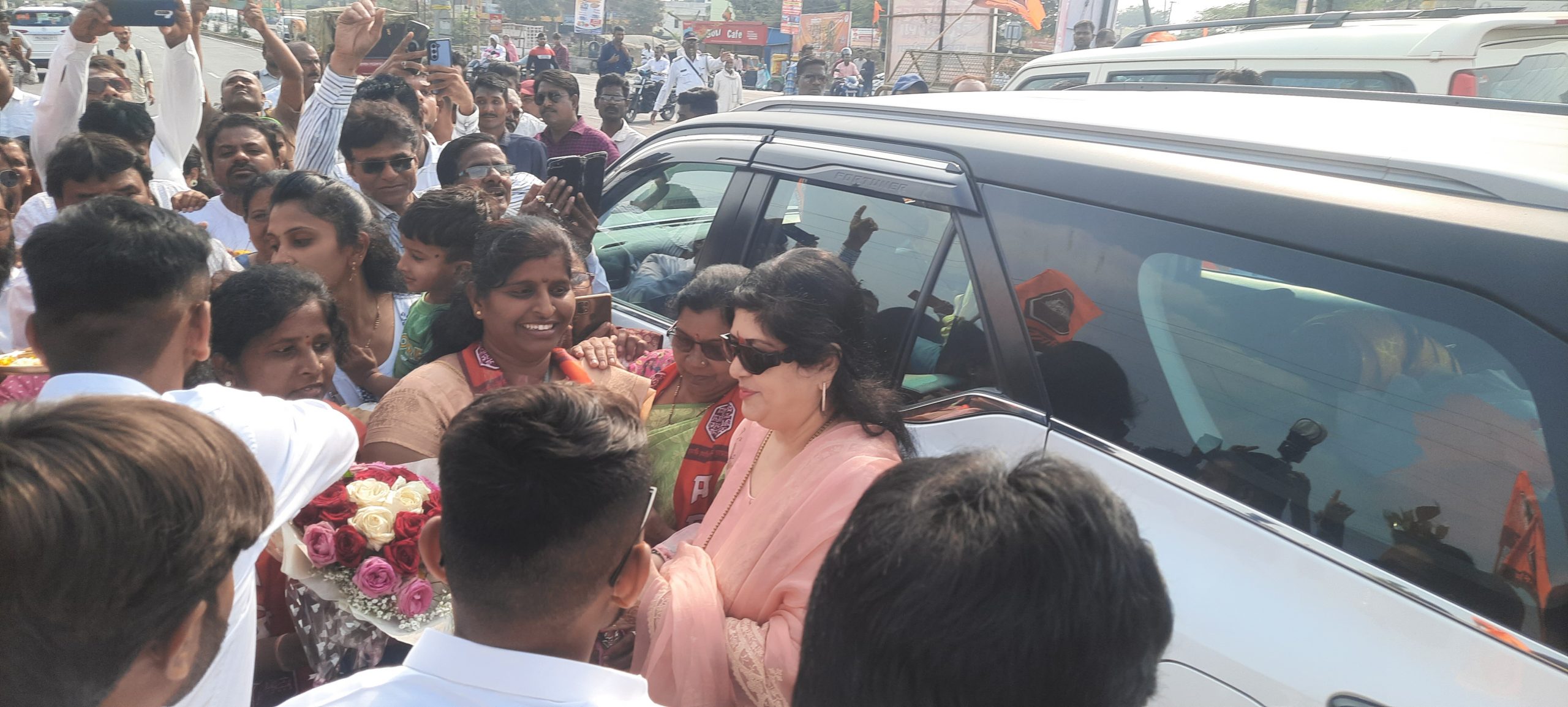 Read more about the article मनसे नेत्या शर्मिलाताई ठाकरे यांचे वरोरा आनंदवनचौक येथे जंगी स्वागत