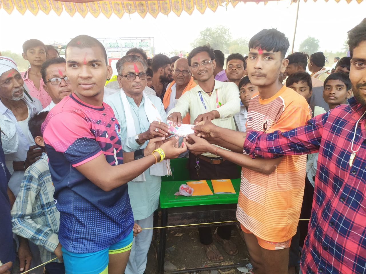 Read more about the article कब्बडी स्पर्धा निंगनूर येथे प्रथम पारितोषिक जुनापानी संघाकडे , बक्षीस वितरण उत्साहात संपन्न