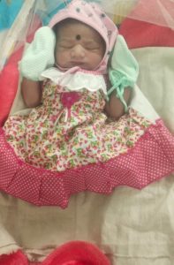 Read more about the article कृष्णापूर येथील अविनाश उत्तम राठोड यांना  मुलगी जन्माला आली प्रगती झाली म्हणून गाज्यवाज्यात  स्वागत