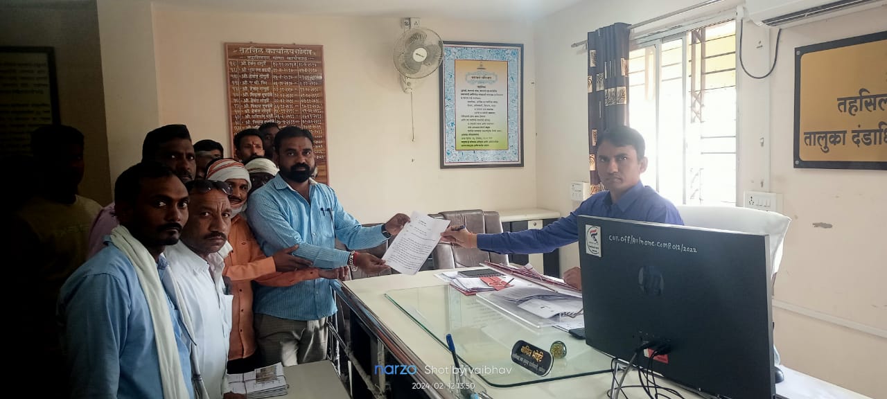 Read more about the article चहांद येथील पात्र शेतकरी अतिवृष्टीच्या लाभापासून वंचित,शेतकऱ्यांचे तहसीलदार राळेगाव यांना निवेदन