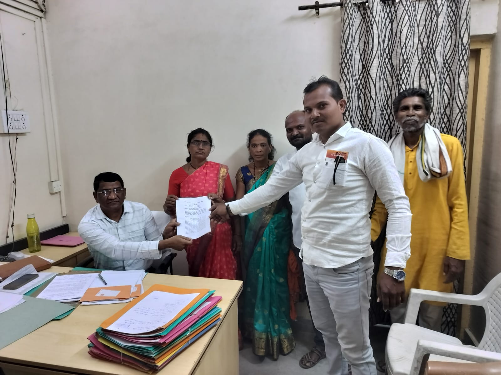 Read more about the article सचिवा विरुद्ध गटविकास अधिकारी यांच्याकडे ग्राप सदस्यांची लेखी तक्रार