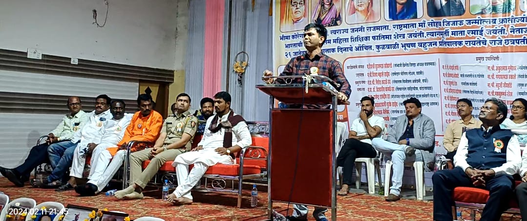 Read more about the article हास्याच्या कारंज्यात खदखद मास्तरांचा व्यवस्थेवर प्रहार, वडकीत प्रा.कराळे यांनी उडविले मार्मिक प्रतिबिंबाचे फवारे