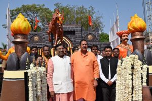 Read more about the article पोंभूर्णा येथे छत्रपती शिवाजी महाराजांच्या अश्वारुढ पुतळ्याचे अनावरण, <em>महाराजांचे 13 वे वंशज खासदार, श्रीमंत छत्रपती उदयनराजे भोसले यांची विशेष उपस्थिती</em>