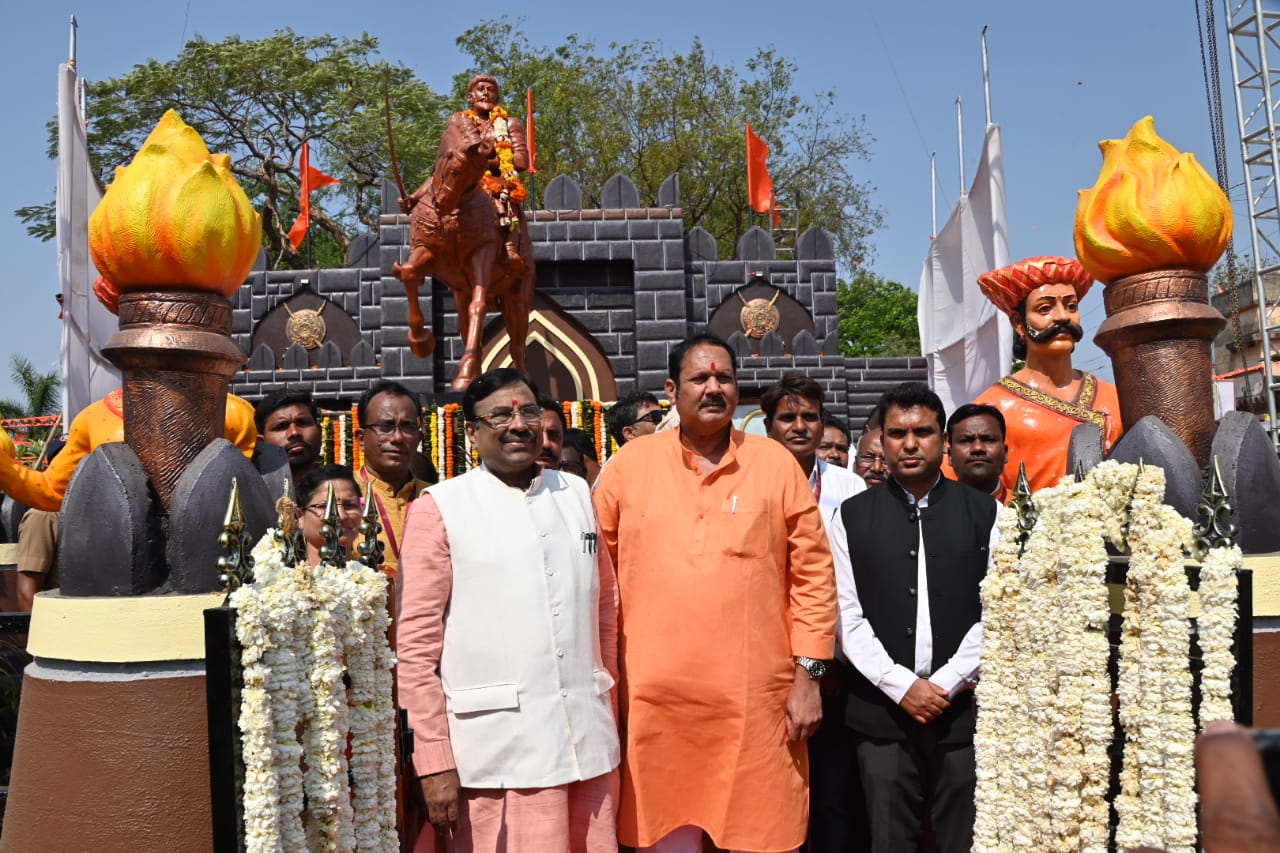 Read more about the article पोंभूर्णा येथे छत्रपती शिवाजी महाराजांच्या अश्वारुढ पुतळ्याचे अनावरण, <em>महाराजांचे 13 वे वंशज खासदार, श्रीमंत छत्रपती उदयनराजे भोसले यांची विशेष उपस्थिती</em>