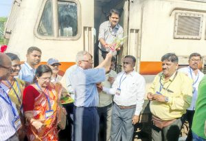 Read more about the article <em>हिंगणघाटात बल्लारशाह-मुंबई साप्ताहिक सुपरफास्ट एक्सप्रेसचा थांबा मिळाल्याने जल्लोषात स्वागत</em>