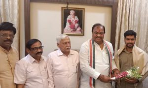 Read more about the article मातोश्री स्वर्गीय आशाताई कुणावार अभ्यासिकेचा विद्यार्थी श्रेयस दहापुते चे एमपीएससी परीक्षेत सुयश , मंत्रालयात कक्ष अधिकारी म्हणून मिळाली नियुक्ती , आमदार समीर कुणावार यांनी केला सत्कार