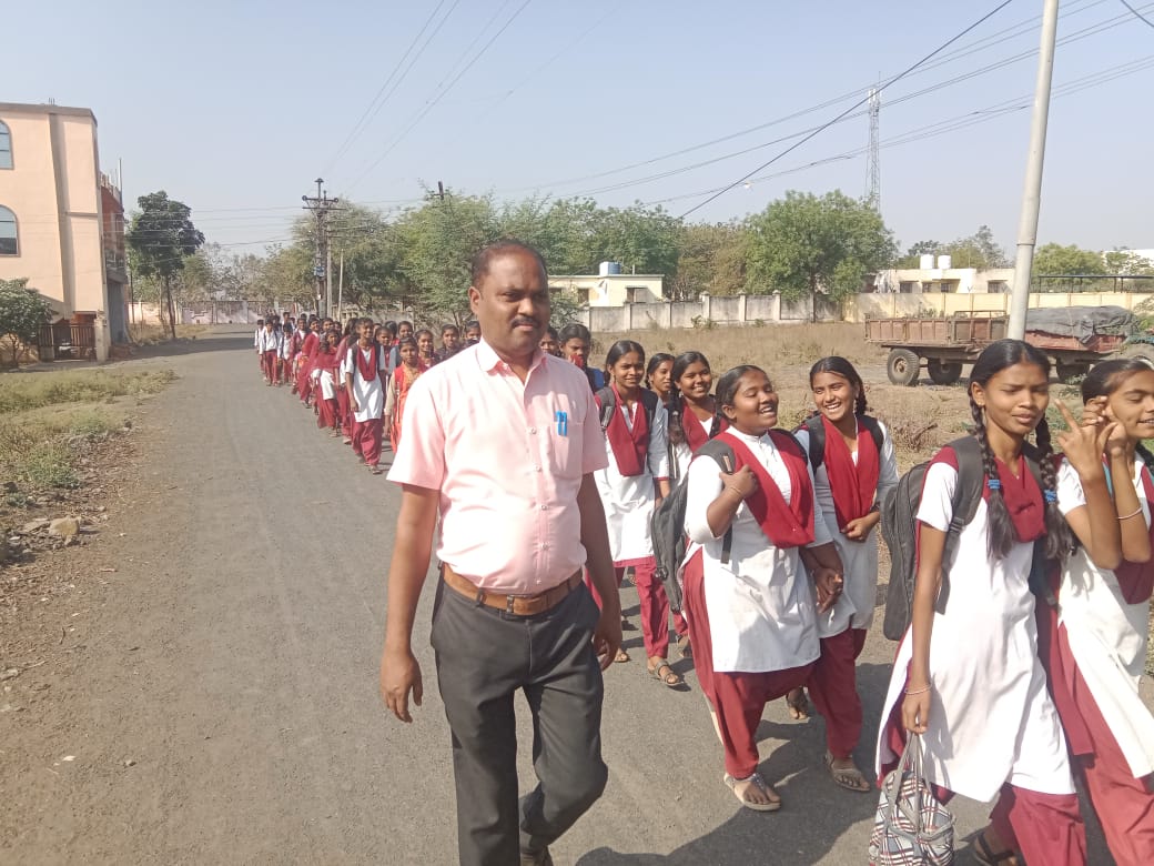 Read more about the article <em>नेताजी विद्यालय राळेगाव तर्फे मतदार जनजागृती प्रभात फेरी</em>