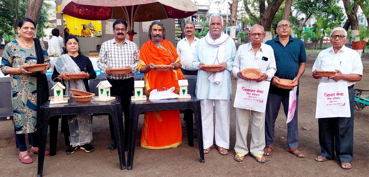 Read more about the article जागतिक चिमणी दिनानिमित्त जलपात्र व अन्नपात्राचे  नारायण सेवा मित्र परिवाराच्या वतीने वितरण