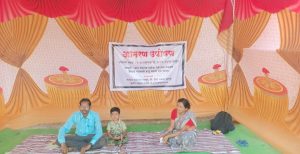 Read more about the article पती पत्नी मुलाबाळां सोबत आमरण उपोषण गटविकास अधिकारी यांच्या आदेशाला केराची टोपली ग्रामपंचायतीच्या आकसापोटी उपोषण करण्याची  वेळ