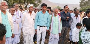 Read more about the article होळीच्या निमित्य मेट गावातील पुढारी श्री प्रेमसिंग मंगलसिंग राठोड, मोहन कानिराम राठोड, कारभारी, थावरा भिकू चव्हाण, असामी यांनी केले मेट गावाचे एकीकरण