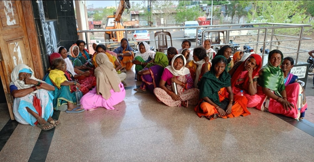 Read more about the article घुबडहेटी (वरध) पिण्याचे पाण्याकरीता पंचायत समिती येथील महिलांच्या ठिय्या आंदोलनाला यश