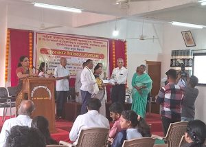 Read more about the article माधुरी खडसे – डाखोरे यांना सुमन तुलसीयानी मानव सेवा पुरस्कार