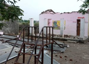 Read more about the article धुमक (चाचोरा) येथे अंगणवाडी व घरावर चे छप्पर उडाले,दोघे गंभीर जखमी