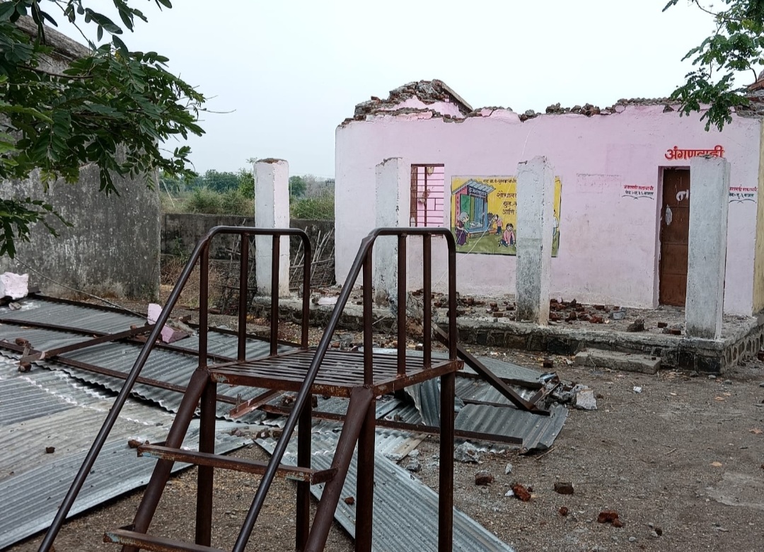 Read more about the article धुमक (चाचोरा) येथे अंगणवाडी व घरावर चे छप्पर उडाले,दोघे गंभीर जखमी