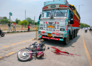 Read more about the article <em>भरधाव वेगात येणाऱ्या ट्रकची दुचाकीला धडक दुचाकीस्वार गंभीर जखमी</em>